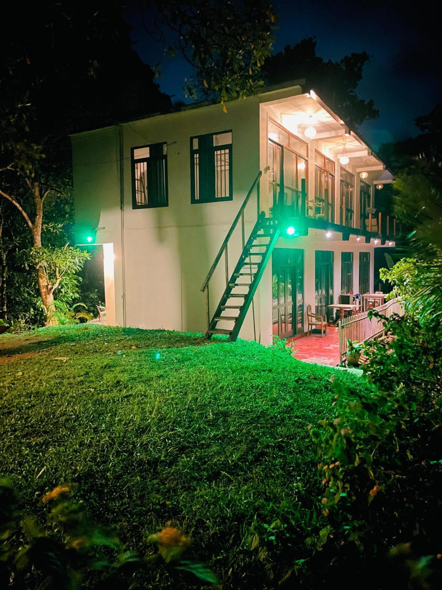 Sky Mountain Cafe With Seaview Bed and Breakfast Weligama Exteriör bild