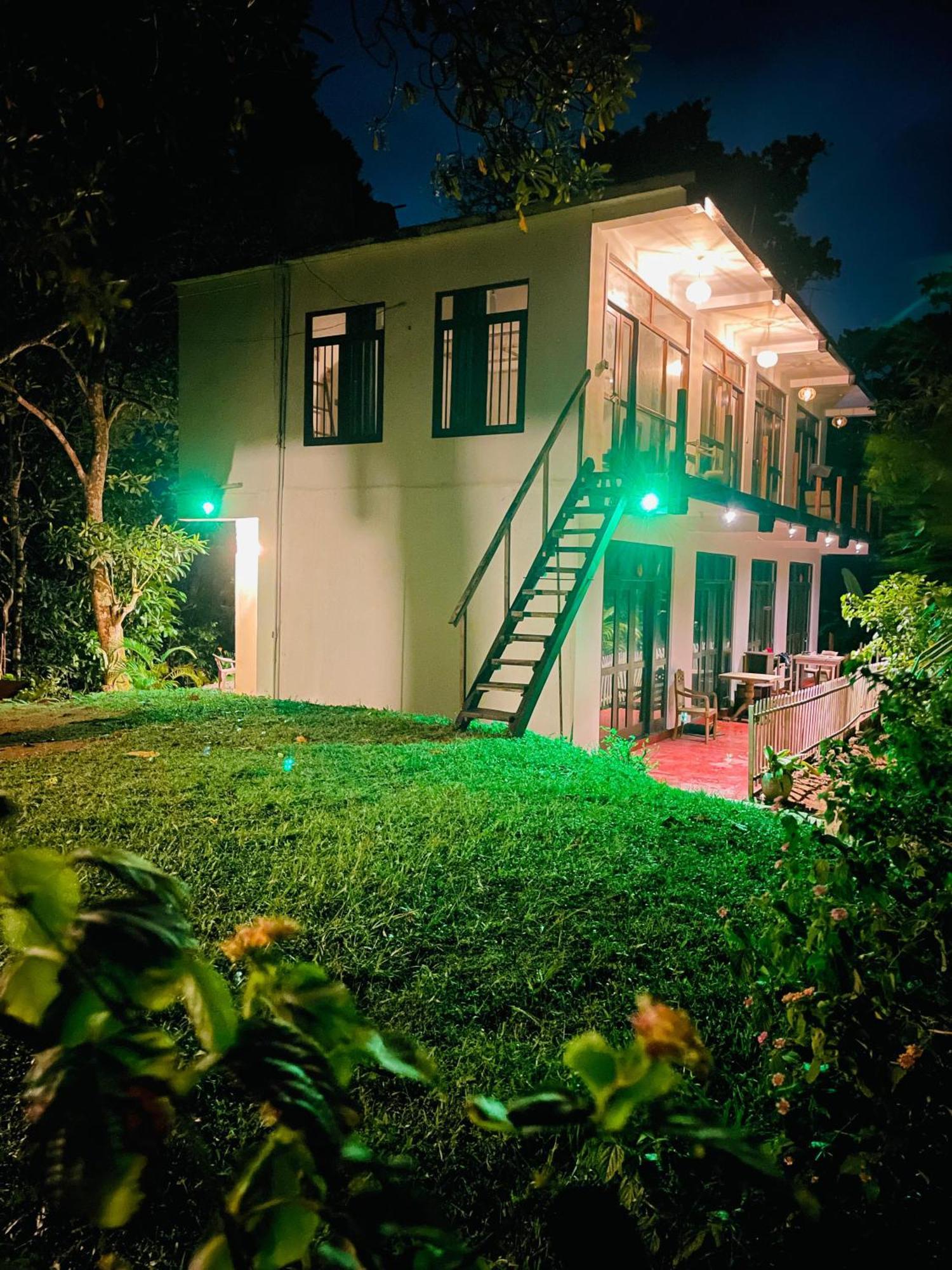 Sky Mountain Cafe With Seaview Bed and Breakfast Weligama Exteriör bild